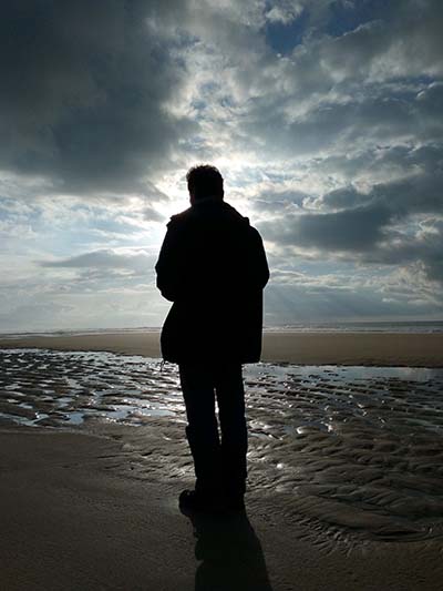 Portrait à contre jour sur la plage
